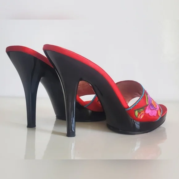 Betsey Johnson Janika Heels Mules Sandals Red Satin Embroidered Floral Size 7.5 - Picture 5 of 14